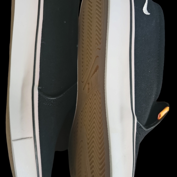 Nike size 9.5 - Picture 12 of 14